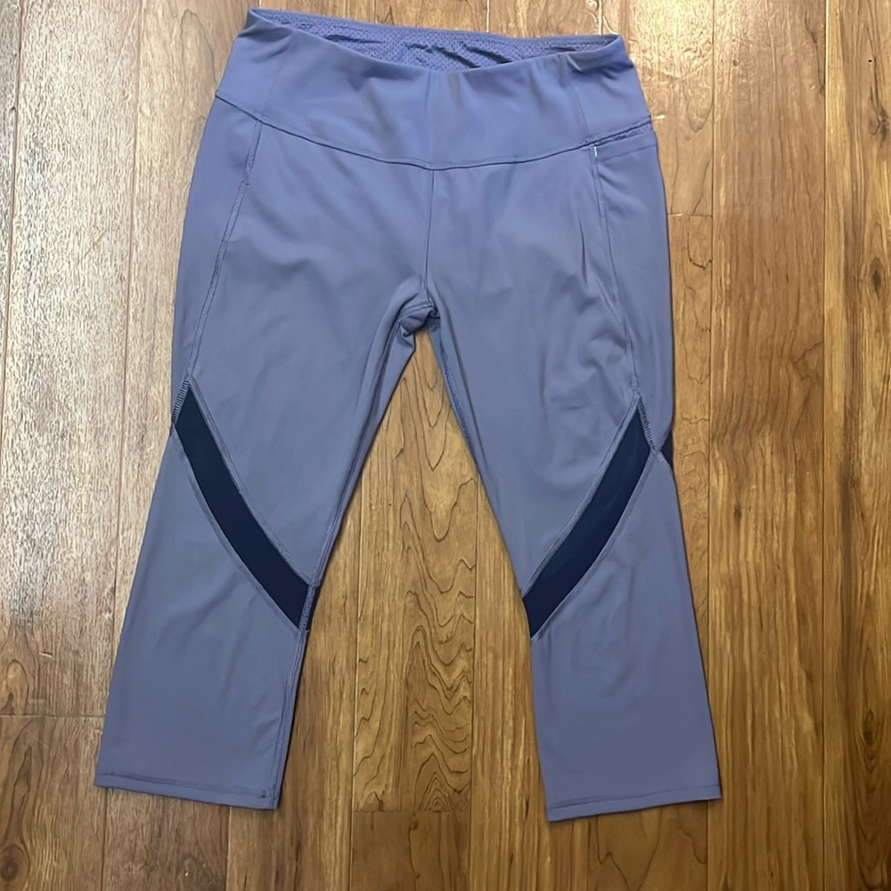 Calia by Carrie Underwood Size Medium Purple 3/4 Activewear Leggings